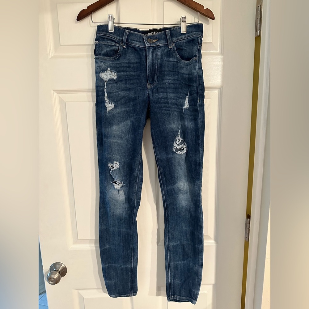 Express women’s 4R high rise legging jean with distressing. Good condition.